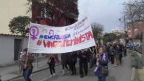 Sant Feliu es tenyeix de violeta en una marxa per la igualtat