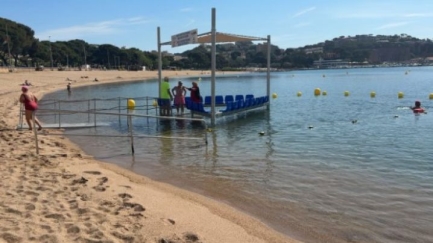 Sant Feliu estrena una nova zona de bany adaptat a la platja
