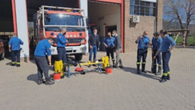 Sant Feliu entrega material als Bombers per fer rescats a la Via Ferrata