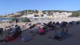 Sant Feliu s'aboca amb l'activitat de ioga a la platja