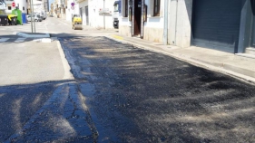 S'asfalten diversos trams de carrers de Palamós afectats per les fortes pluges