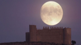 Sortida de la lluna d'aquest dijous per darrere del castell del Montgrí