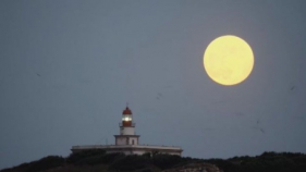 Sortida de la lluna plena d'aquest mes de juny per darrere les Medes