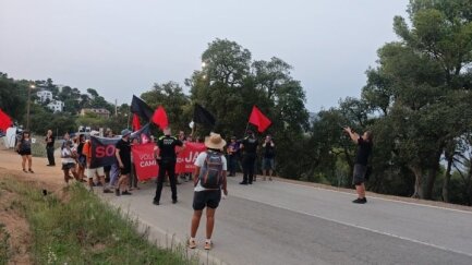 SOS Costa Brava reclama l’obertura del Camí de Ronda de Cap Roig en una manifestació