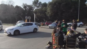 Tallen diverses carreteres del Baix Empordà amb motiu de la vaga general