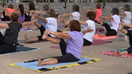 Tanca el desè estiu de sessions de ioga gratuïtes a les platges de Sant Feliu i Sant Pol