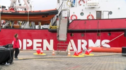 Tània Verge inaugura una exposició pels Drets Humans a un vaixell Open Arms
