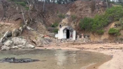 Tanquen la barraca de Cala Estreta per risc de despreniments després d'un incendi