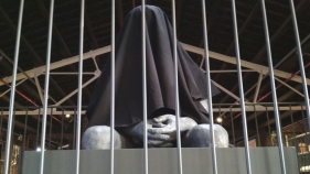 Tapen l'escultura 'Carlets Negre' del Terracotta per protestar contra la sentència