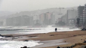 El temporal porta fort onatge a la Costa Brava i neu sense agafar