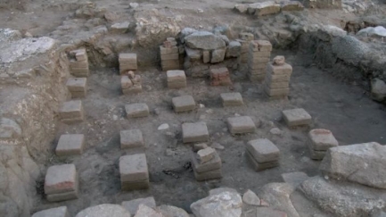 Termes de tres habitacions i terra de marbre inusual a la vil·la romana de Calonge