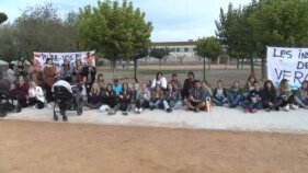 Tornen a protestar per la teulada afectada per la pedregada a l'escola Joan de Margarit