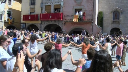 Torroella de Montgrí omple de sardanes la plaça en plena Festa Major