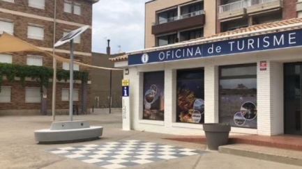 Torroella instal·la 2 bancs amb electricitat per a carregar dispositius electrònics