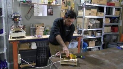 Transformar ampolles de vidre en peces úniques: coneixem Upcycling Bottles