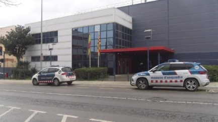 Tres detinguts per agredir i robar dos mòbils a tres joves que estaven asseguts en un banc