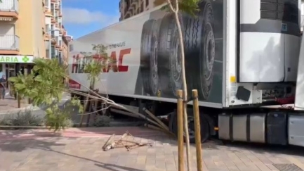 Un camió s'encalla al passeig de Palamós