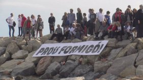 Un centenar de persones protesten contra l'excés de formigó a Rius i Calvet