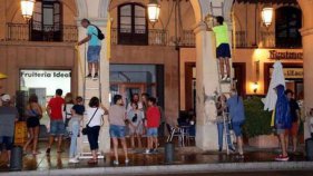 Un centenar de veïns de La Bisbal tornen a penjar els llaços grocs al municipi