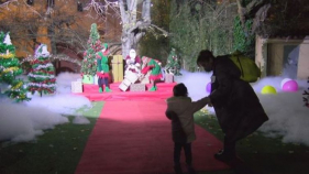 Un circuit nadalenc transporta als infants de Sant Feliu fins a l'Orient i al Pol Nord