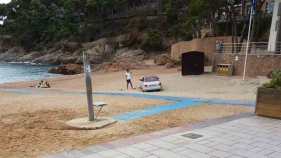 Un cotxe 'aterra' sobre la platja de Tamariu