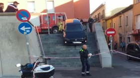 Un cotxe encallat a unes escales de Palafrugell