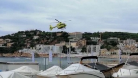 Un helicòpter del SEM aterra a la platja de Sant Feliu de Guíxols per salvar un home