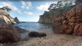 Un home ferit menys greu pel despreniment d'una roca a la Cala dels Corbs de Palamós