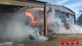 Un incendi crema totalment un paller a Llofriu