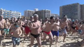 Un miler de persones fan el primer bany de l'any a Palamós