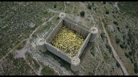 Un miler de persones tenyeixen de groc el Montgrí