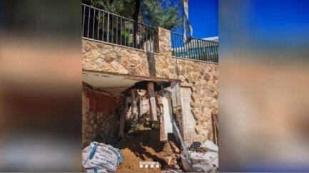 Un treballador queda ferit greu després que col·lapsés un forjat d'una zona enjardinada