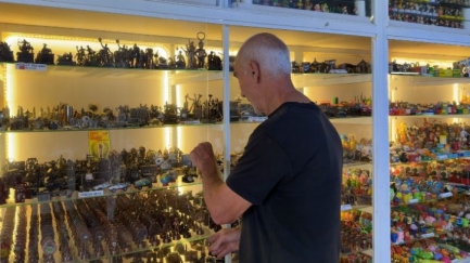 Un veí de Sant Feliu vol entrar al Guinness amb una col·lecció de 37.000 maquinetes