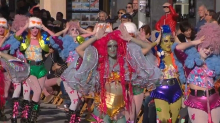 Una cinquantena de colles participen en la rua de Carnaval de Palamós