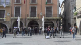 Una cinquantena de comerciants i restauradors es manifesten en contra dels impostos