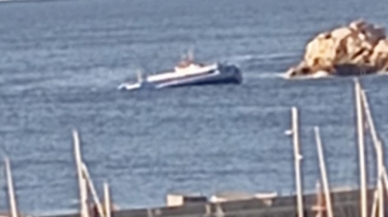 Una embarcació de pesca queda embarrancada a la Punta de Garbí de Sant Feliu de Guíxols