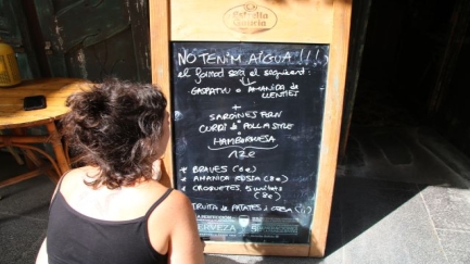 Una fuita deixa la Bisbal sense aigua i obliga comerços i veïns a improvisar