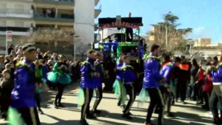 Una trentena de colles participen en l'animada cercavila de Sant Antoni