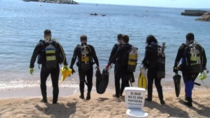 Una trentena de submarinistes netegen el fons marí de Sant Feliu de Guíxols