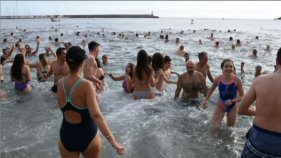 Unes 400 persones al primer bany de l'any 2019 a Sant Feliu