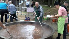 Unes 400 persones es congreguen a l'aplec del remei de Castell d'Aro