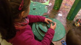 Uns 150 infants fan el seu fanalet al taller del Museu de la Joguina