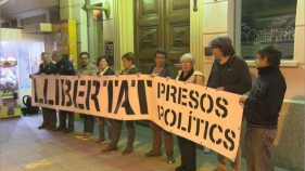 Veïns de Palamós aguanten la pancarta de suport als presos