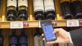 Vins i Licors Grau incorpora etiquetes electròniques per acostar el vi al consumidor