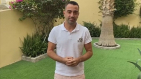 Xavi Hernández regala roses als pacients de l’Hospital de Palamós