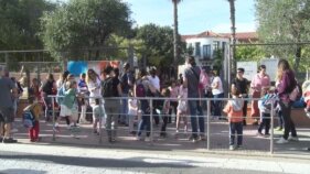 Xiulets i cassoles davant l'escola Llevantí de Mar de Sant Antoni de Calonge