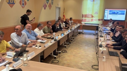 ​El Govern es reuneix amb els alcaldes dels municipis afectats pel foc de les Gavarres