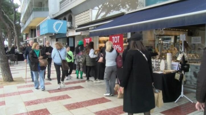 25 anys de la Botiga al Carrer de Platja d’Aro amb gran afluència tot i el mal temps