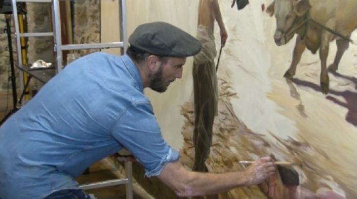 Així pinta Kike Meana l'obra de grans dimensions en record a les víctimes de la DANA