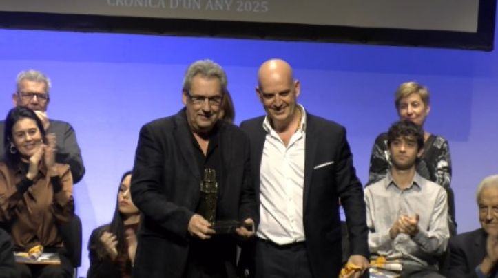 Àlex Cebollero rep el guardó Peix Fregit 2025 a la gala del Crònica d’un Any